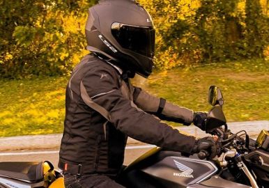 Come scegliere l'abbigliamento moto estivo?